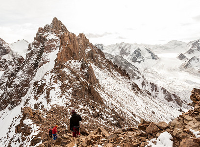 山里冬天的一群人登山者图片