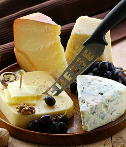 静物奶酪拼盘配坚果和葡萄图片