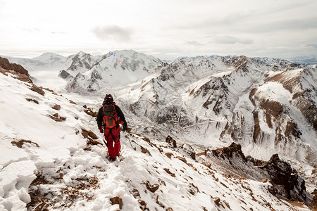 山里冬天的一群人登山者图片