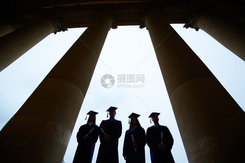 大学建筑各栏之间4名毕业生图片