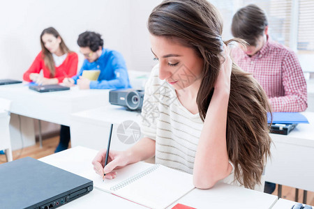 女学生在大学研讨室写作考图片