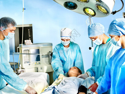 手术室里的一组外科医生和病人图片