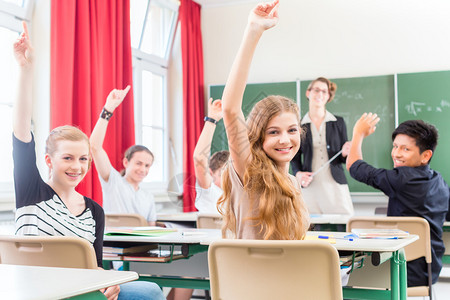 老师站在黑板前或教学生或学生或伙伴图片