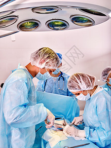 手术室的病人和组医外科医生图片