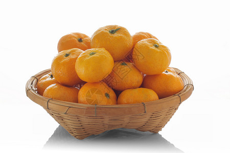 很多橙子加上水滴形成竹背景