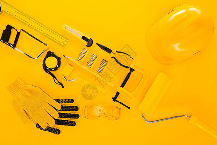各种黄色工作具和设备的顶部图片