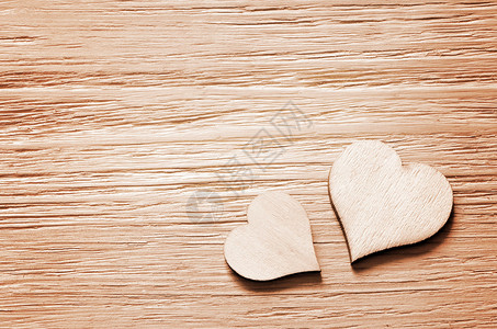 木板上棕色的心所创背景图片