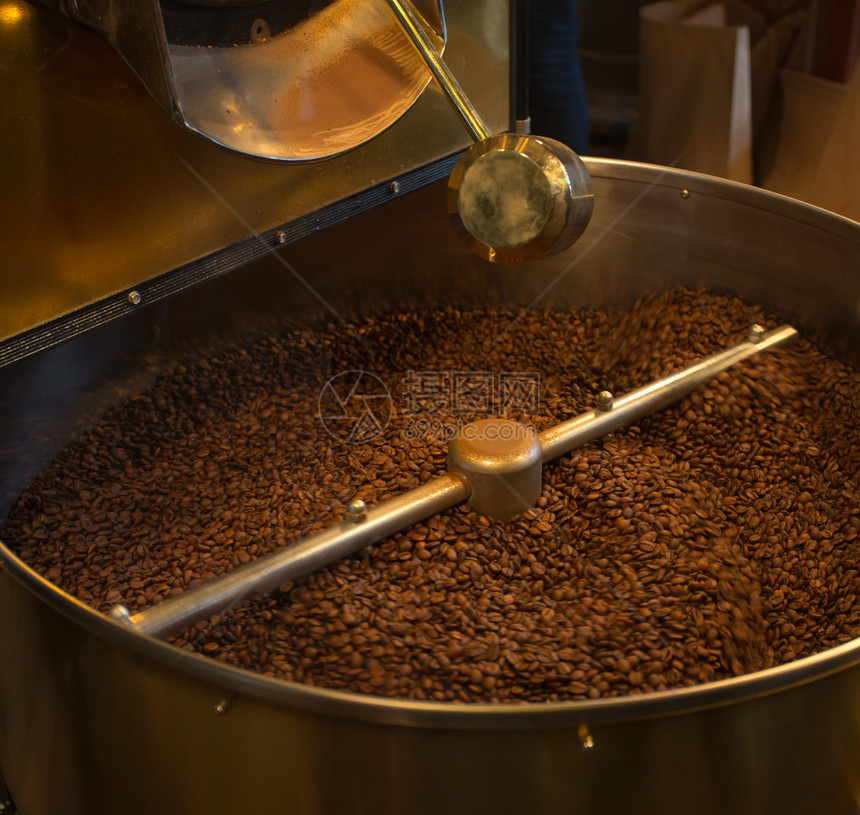 咖啡烘焙豆冷却的特写图片