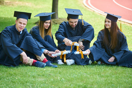 教育毕业和人的概念一群快乐的国际学生在灰泥板和有图片