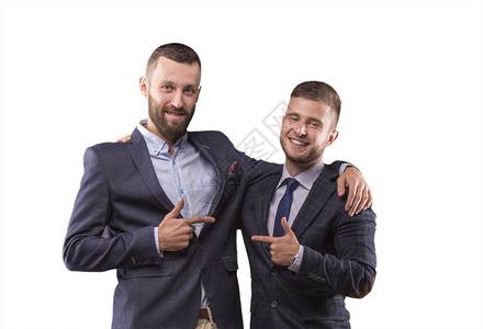 两个穿西装的男人拥抱并用图片