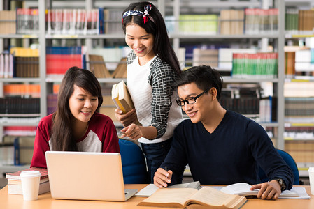 学生在图书馆的笔记本图片