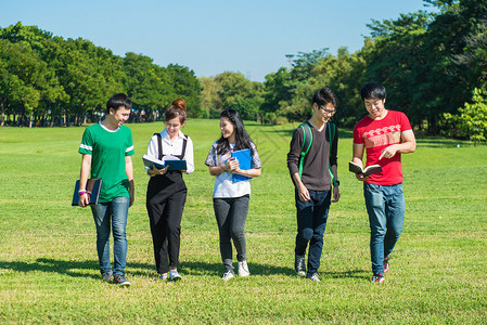 快乐的一群学生在公园走图片