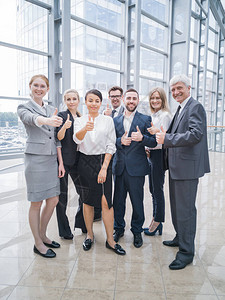 肖像商务人员团队竖起大拇指办公室工作图片