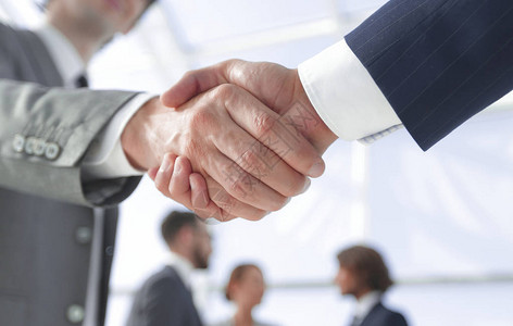 在商业团队背景下与商业伙伴进行可信赖的握手交流图片