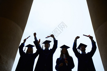 4名持有外部证书的毕业图片