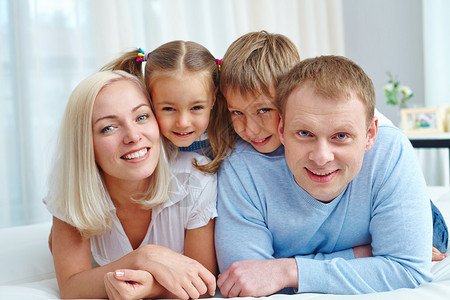 一对夫妇的肖像和他们的孩子在家里在图片