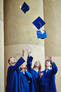 兴高采烈的毕业乐趣一群快乐的毕业生向图片