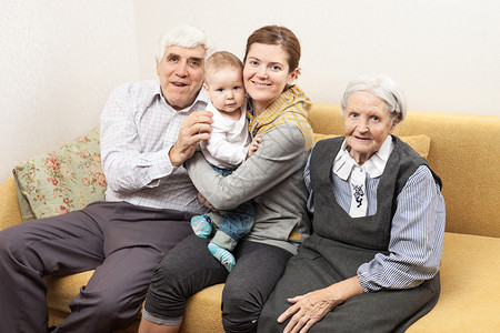 四代家庭在家坐在沙发上图片
