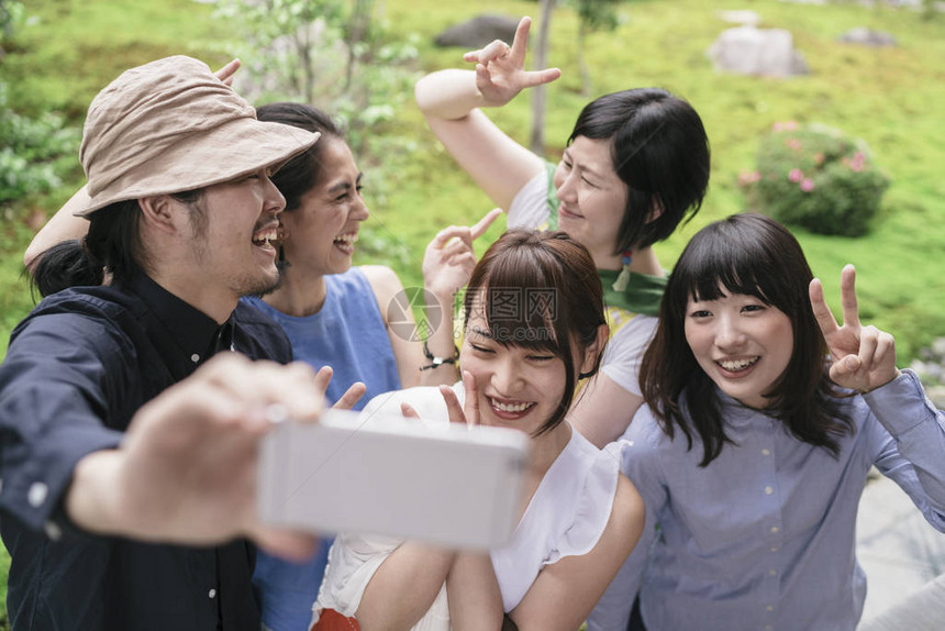 一群在公园集体拍照的日本朋友旅游者图片