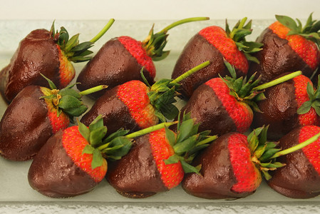 暖光下的巧克力草莓组背景图片