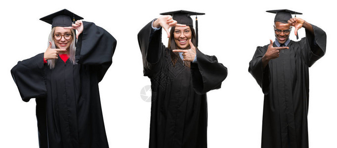 一群穿着大学毕业制服的年轻学生在孤立的背景下微笑着用手和指制作框架图片
