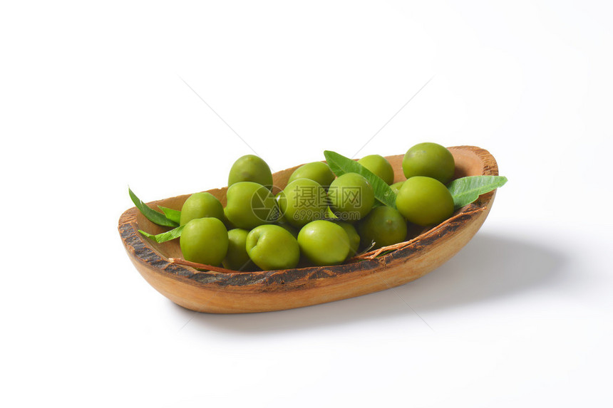 天然木碗中的新鲜绿橄榄图片