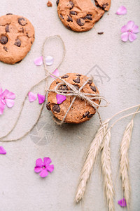 巧克力薯片饼干粉红花和生锈图片