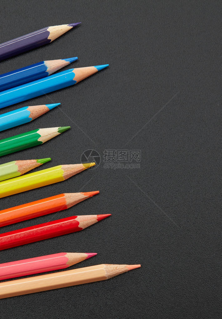 黑板上的彩色铅笔图片