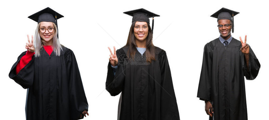 一群穿着大学毕业制服的年轻学生在孤立的背景下展示并用第二号手指向上方图片