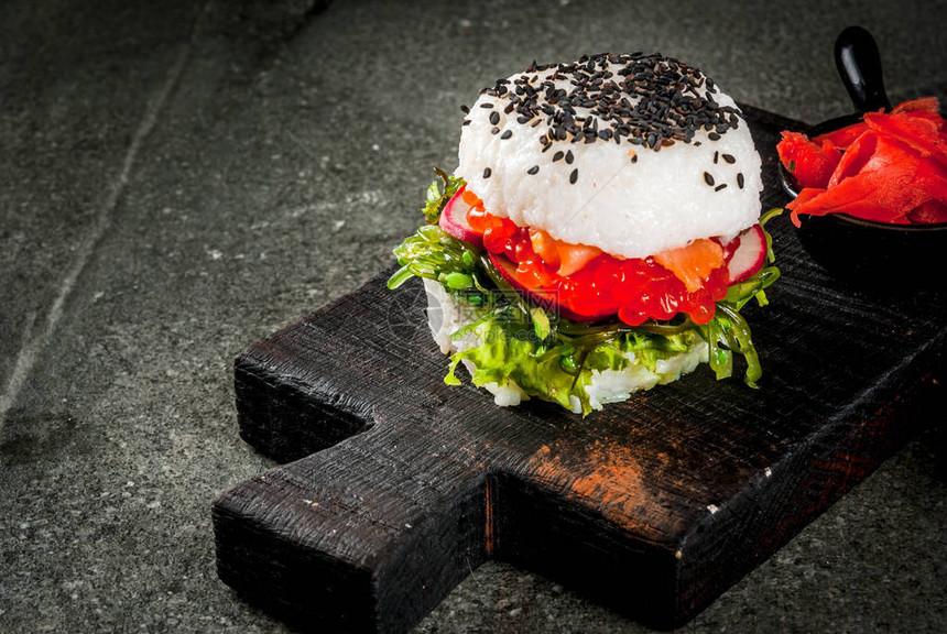 趋势混合食品日本亚洲美食寿司汉堡三文鱼三明治hayashiwakame萝卜生姜红鱼子酱黑石桌图片