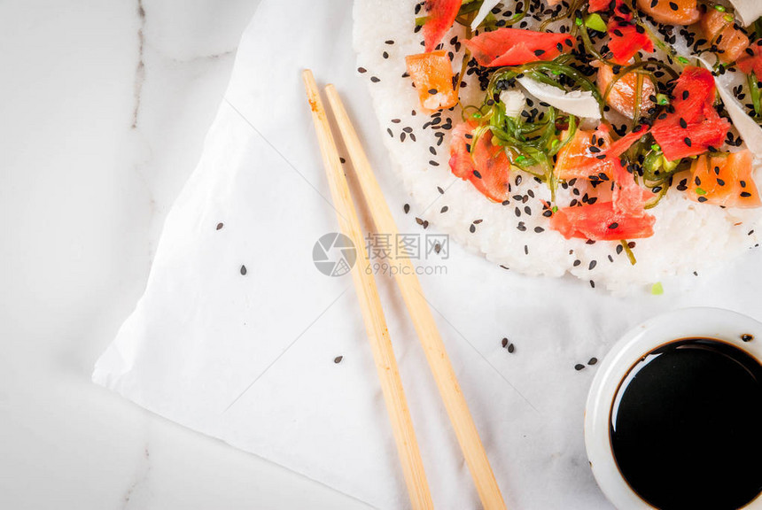 趋势混合食品日本亚洲美食寿司披萨配三文鱼hayashiwakamedaikon腌姜红鱼子酱在一张白色的大理石桌子上图片