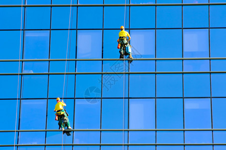 洗手者清洗现代摩天大楼的窗户图片