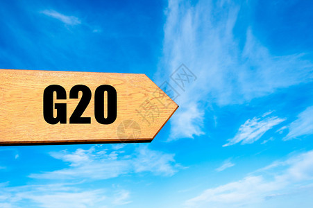 指向目的地G20SUMMIT的木制箭头标志反对清澈的蓝天背景图片