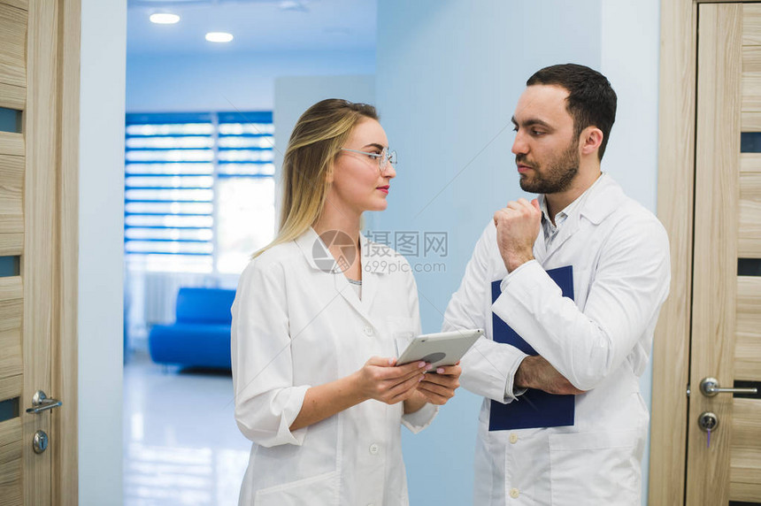 医务人员在现代医院走廊上讨论问题单位图片