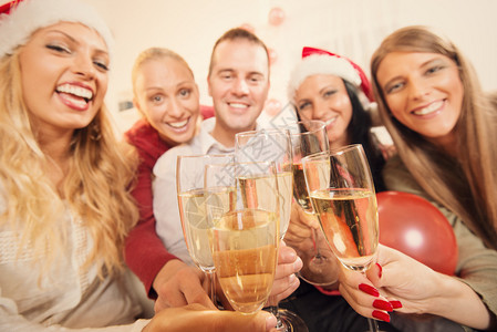 庆祝圣诞节或新年的朋友们欢庆快乐喝图片