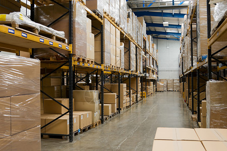 埃斯托克工业仓库内部有货架和托盘与纸箱背景