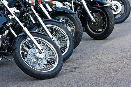 摩托车轮子和轮胎的细节照片都排成一排图片