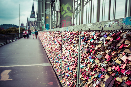 成千上万的情人锁在霍亨索伦桥上图片