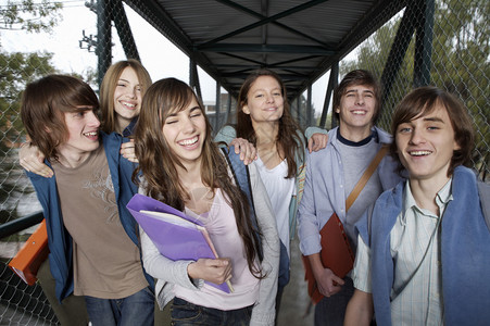 青少年学生在走廊上一起走图片