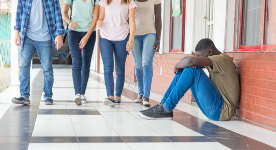 非裔美国青少年绝望地坐在学校走廊上图片