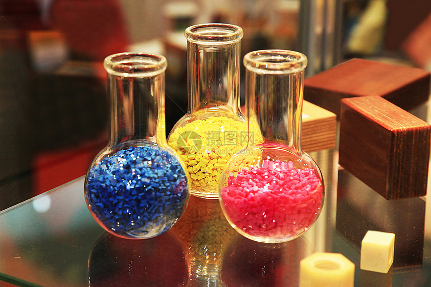 实验室玻璃瓶中的彩色聚合物颗粒图片