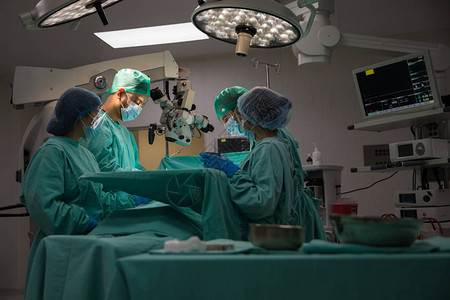 由四名外科医生组成的团队在手术室进行广泛观察图片