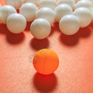 橙球和白球思考不同的概念或领导图片