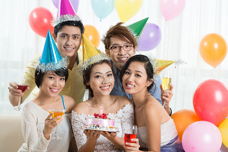 年轻女子在家和朋友一起庆祝图片