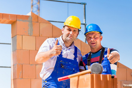建筑工地人在贝壳墙壁上建造房屋或做砖铺图片