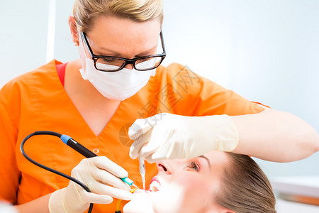 患者在牙医那里进行牙齿清洁图片