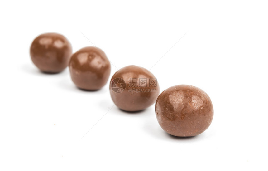 深棕色的糖衣杏仁裹着巧克力图片
