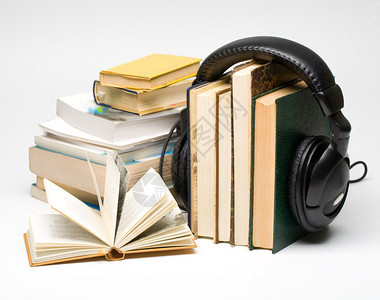 耳机和书籍有声读物概念图片