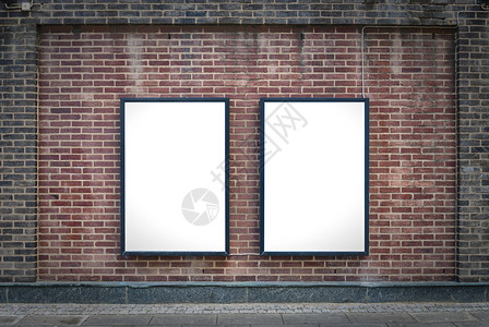 两张空白的告示牌附在一栋建高清图片