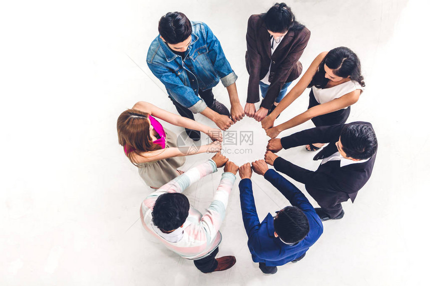 集团商务人士在办公室碰拳成功的顶视图成功任务团队会议友谊图片